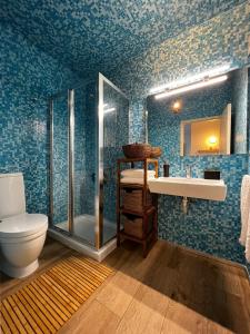 La salle de bains est pourvue d'une douche, de toilettes et d'un lavabo. dans l'établissement Portas d'Água - Apartamento entre o Mar e a Ria, à Gafanha da Nazaré