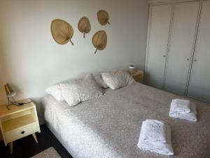 sypialnia z łóżkiem z dwoma ręcznikami w obiekcie Portas d'Água - Apartamento entre o Mar e a Ria w mieście Gafanha da Nazaré