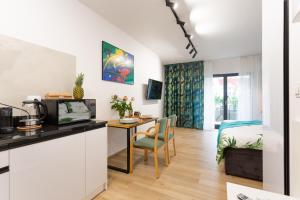 Kuchyňa alebo kuchynka v ubytovaní LuxuryCity Apartment with Terrace