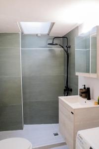 a bathroom with a shower and a toilet and a sink at Μοντέρνο Σπίτι στην καρδιά του κάστρου Ιωαννίνων in Ioannina