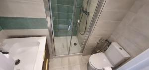 Studio confort, plages proche, wifi, 2 lits - FAME MARINA BAIE DES ANGES في فيلنوف لوبيه: حمام صغير مع دش ومرحاض +4 صور