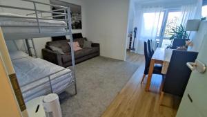 a bedroom with a bunk bed and a living room at Zentrum Speyer Premium-Apartment in Speyer