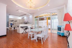 a kitchen and dining room with a table and chairs at Villa Hai An in Vung Tau