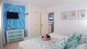 Pokój z łóżkiem z komodą i sypialnią w obiekcie Casa Manba, terrace, pool and wifi w Corralejo +35 zdjęć