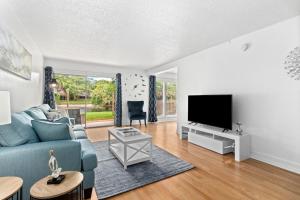 Μια τηλεόραση ή/και κέντρο ψυχαγωγίας στο Brand new condo 1BD/1BR just 10 min from Siesta Key