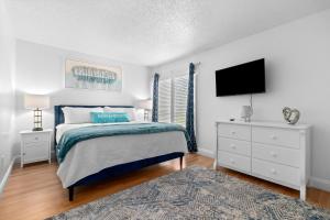 Ένα ή περισσότερα κρεβάτια σε δωμάτιο στο Brand new condo 1BD/1BR just 10 min from Siesta Key