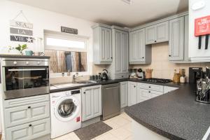 Gallery image of JOIVY Family house with courtyard in Hoylake in Hoylake +28 photos