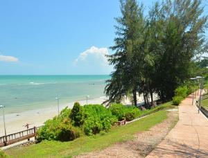 een uitzicht op een strand met bomen en de oceaan bij D'Mentari Ocean View Resort Studio in Kampong Tanah Merah