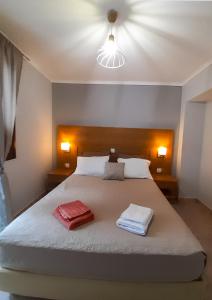 - une chambre avec un lit et 2 serviettes dans l'établissement Vacations in Corfu-Antiperni by CorfuEscapes, à Antipernoí