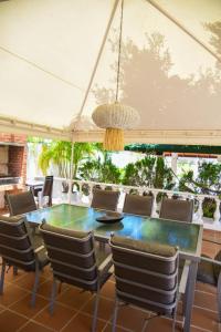comedor con mesa y sillas en VG Villa Gloria, en Santa Marta