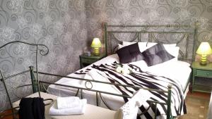 A bed or beds in a room at Carmen Seaview & Beach - Apartment