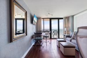 TV a/nebo společenská místnost v ubytování Hosteeva Oceanfront Spectacular Condo