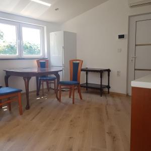 ein Esszimmer mit einem Tisch und Stühlen in einem Zimmer in der Unterkunft Trg Mozirje in Mozirje
