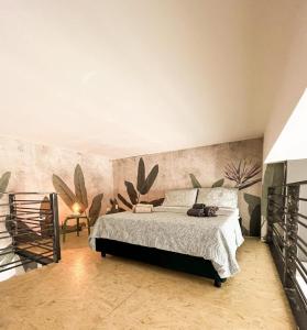 sypialnia z dużym łóżkiem i malowidłem ściennym w obiekcie Studio 27 Verona w Weronie