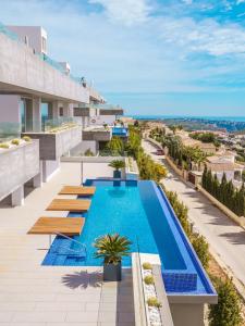 obraz basenu na dachu budynku w obiekcie Infinity Horizon Apartment - Costa Blanca w mieście Cumbre del Sol
