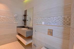 W łazience znajduje się umywalka i lustro. w obiekcie اجنحه كنزان w mieście Al Mubarraz