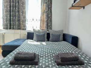 1 dormitorio con 1 cama azul y 2 almohadas en Ratusz na 5 en Jelenia Góra