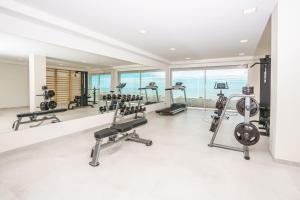 siłownia z kilkoma bieżniami i maszynami cardio w obiekcie Infinity Horizon Apartment - Costa Blanca w mieście Cumbre del Sol