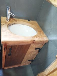 ein Bad mit einem hölzernen Waschbecken im Zimmer in der Unterkunft CABAÑAS EL DIUCO EN COÑARIPE 6 in Coñaripe