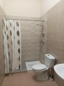 ein Bad mit einem WC, einer Dusche und einem Waschbecken in der Unterkunft El Rincón de Paula in Baena