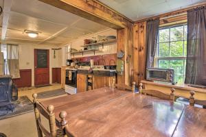 cocina con mesa de madera en una habitación en Pet-Friendly Roxbury Farmhouse on 350 Acres! en Roxbury