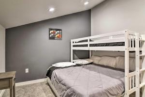 オレゴンシティにあるOregon City Abode about 23 Mi to Dtwn Portland!のグレーの壁のベッドルーム1室(二段ベッド1組付)