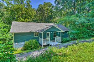 セバービルにあるPeaceful Sevierville Home with Private Hot Tub!の青い家