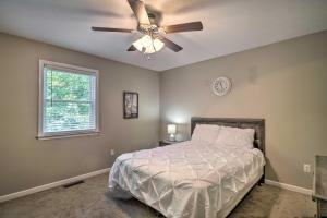 een slaapkamer met een bed en een plafondventilator bij Peaceful Sevierville Home with Private Hot Tub! in Sevierville
