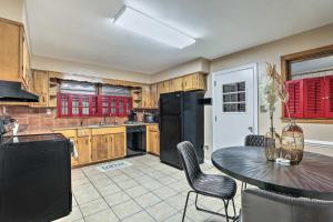 uma cozinha com uma mesa e um frigorífico preto em Lovely Decatur Home with Yard about 8 Mi to Atlanta em Decatur