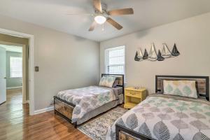 - une chambre avec 2 lits et un ventilateur de plafond dans l'établissement Lovely Decatur Home with Yard about 8 Mi to Atlanta, à Decatur