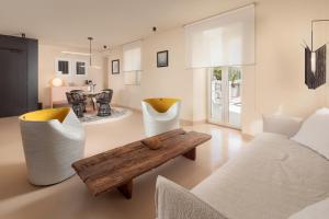 una sala de estar con un banco de madera y sillas en Ribarska Koliba Resort en Pula