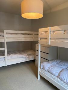 2 Etagenbetten in einem Zimmer mit einer Lampe in der Unterkunft La Golp (354 Ru) in Valbella