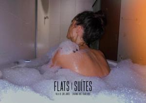 a man is in a bathtub filled with bubbles at LANÇAMENTO Flats Suite na Vila de São Jorge - Chapada dos Veadeiros in Sao Jorge