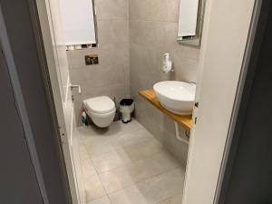 un piccolo bagno con servizi igienici e lavandino di Apartment 14 a San Pawl il-Baħar