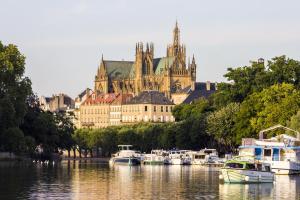Widok na rzekę nieopodal tego apartamentu