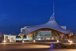 a building with a pointed roof at night at ☆ L'Exotique ☆ 2 chambres ☆ NETFLIX ☆ in Metz