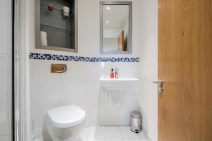 沃金的住宿－Cloud9SA at The Park Heights Woking，白色的浴室设有卫生间和水槽。