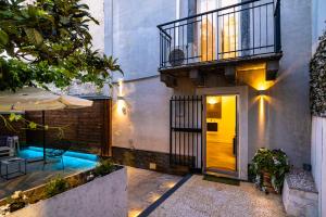 - Vistas al exterior de una casa con puerta y balcón en Villa Santa Maria, en Castiglione di Sicilia