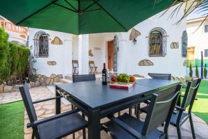 Posezení v ubytování Charming Mediterranean house with private jacuzzi sea and mountain views