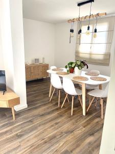 TV a/nebo společenská místnost v ubytování Appartement en centre - résidence privée, vue mer