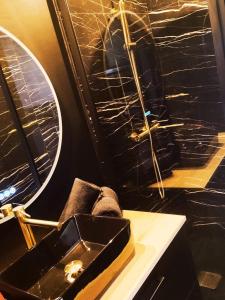 een badkamer met een wastafel en een spiegel bij Suite tentation in Sorgues