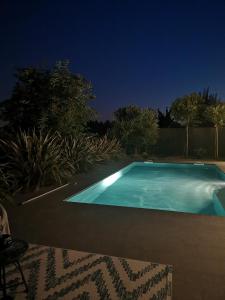 una piscina en un patio por la noche en Chez Jo chambre d'hôtes, en Montastruc-la-Conseillère
