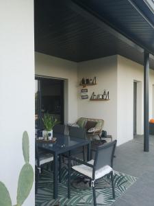 un patio con mesa y sillas en Chez Jo chambre d'hôtes, en Montastruc-la-Conseillère