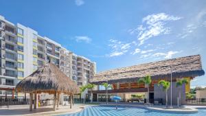 ein Resort mit einem Pool und einem Hotel in der Unterkunft Espectacular apartamento en Condominio Peñazul con BBQ in Ricaurte