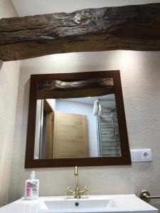 un bagno con specchio sopra un lavandino di Casa Cea a Melide