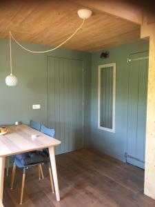 een eetkamer met een houten tafel en stoelen bij B&B 't Varkenshuus in Aalten