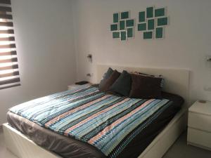 Łóżko lub łóżka w pokoju w obiekcie Corralejo Happy Place, precioso apartamento con piscina