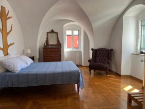 - une chambre avec un lit, une chaise et un miroir dans l'établissement Casa di Irma, à Turi