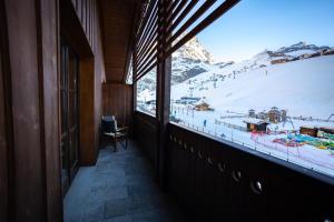 a room with a window with a view of a ski slope at Chalet Hotel Dragon in Breuil-Cervinia
