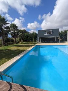 A piscina localizada em Entre Pomares ou nos arredores